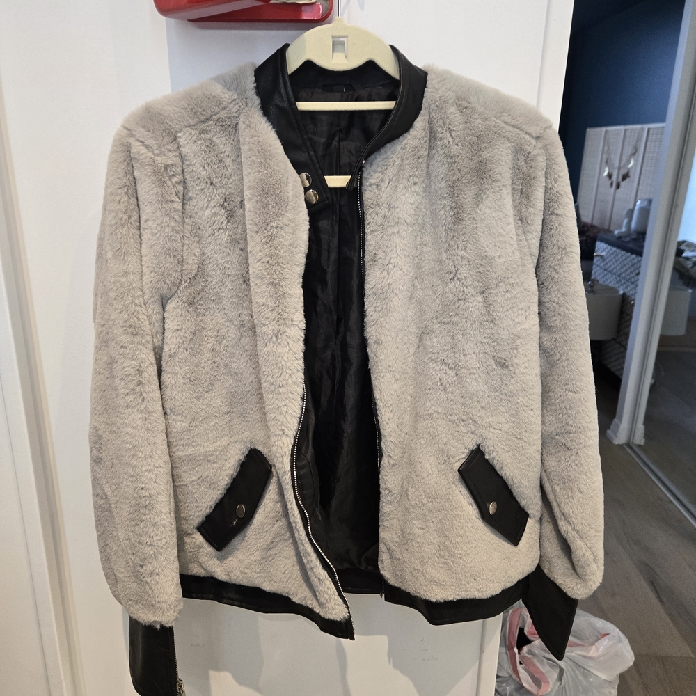 Women's Gray Faux Fur Jacket 21"PtP